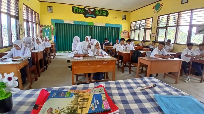 Bedah Teori Masuknya Islam di Nusantara, Siswa Kelas IX B MTsN 4 Bungo Diajak Berpikir Kritis Bedah Teori Masuknya Islam di Nusantara, Siswa Kelas IX B MTsN 4 Bungo Diajak Berpikir Kritis