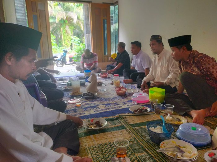 Wujud Kepedulian dan Kebersamaan, Keluarga Besar MTsN 4 Bungo Gelar Takziah di Kediaman Bapak Masrukin