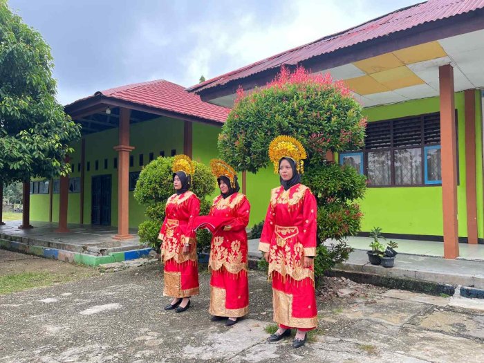 Tiga Guru MTsN 4 Bungo Bertugas Mengibarkan Bendera dalam Balutan Pakaian Adat Minang Tiga Guru MTsN 4 Bungo Bertugas Mengibarkan Bendera dalam Balutan Pakaian Adat Minang