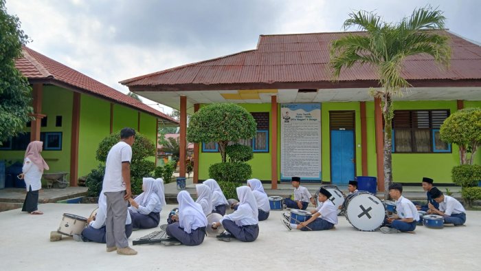 Di Bawah Bimbingan Suranto, Marching Band MTsN 4 Bungo Siap Pukau Upacara HUT RI ke-81