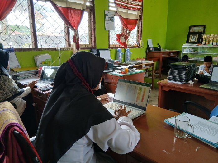Ibu Amin Mahmudah, S.Pd Tengah Mengolah Nilai Ujian Informatika dan IPA Ibu Amin Mahmudah, S.Pd Tengah Mengolah Nilai Ujian Informatika dan IPA