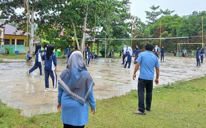 Motivasi Berlipat: Wali Kelas 7A Ibuk Nirmaya Dewi,Janji Bonus Jika Tim Voli Putri Lolos Final Motivasi Berlipat: Wali Kelas 7A Ibuk Nirmaya Dewi,Janji Bonus Jika Tim Voli Putri Lolos Final