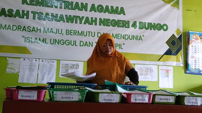 Panitia MTsN 4 Bungo Matangkan Persiapan Kelengkapan Sebelum Pelaksanaan Ujian Semester Genap Tahun 2026 Hari Ke-2 Panitia MTsN 4 Bungo Matangkan Persiapan Kelengkapan Sebelum Pelaksanaan Ujian Semester Genap Tahun 2026 Hari Ke-2