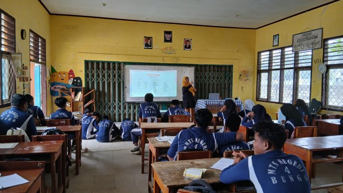 Pahami Kata Sifat dalam Bahasa Inggris, Siswa Kelas IXb MTsN 4 Bungo Semangat Ikuti Pembelajaran Adjectives