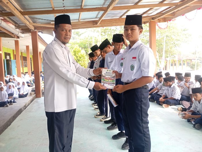 Perkuat Literasi dan Karakter Siswa, MTsN 4 Bungo Distribusikan Buku Kokurikuler Perkuat Literasi dan Karakter Siswa, MTsN 4 Bungo Distribusikan Buku Kokurikuler