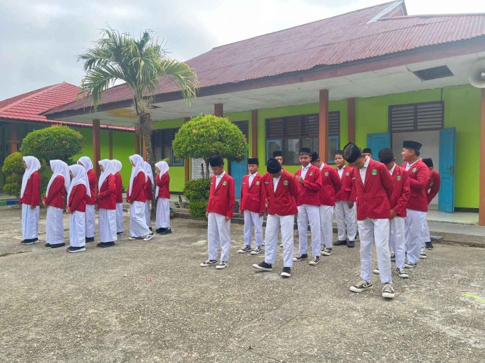 Harmoni Suara Siswa VIII C Bangkitkan Nasionalisme di Upacara Bendera Harmoni Suara Siswa VIII C Bangkitkan Nasionalisme di Upacara Bendera