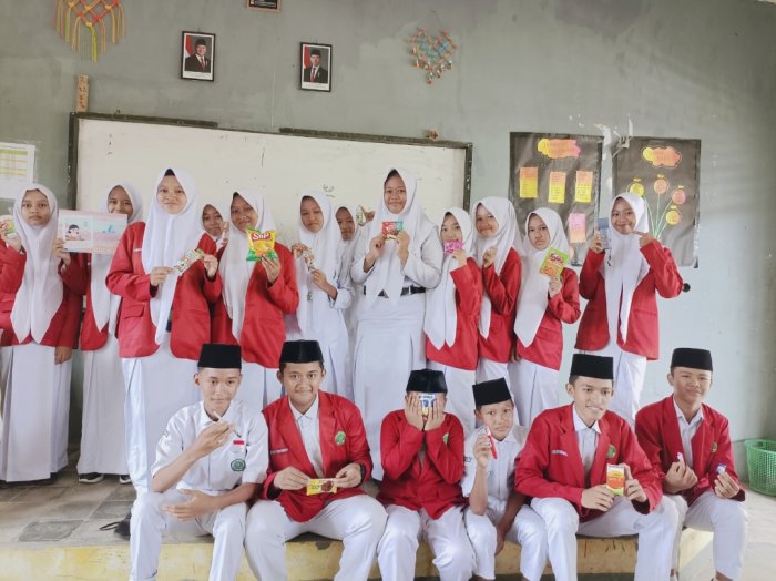 Kelas 8B MTsN 4 Bungo Tampilkan Beberapa Barang atau Produk dalam Materi Iklan Pembelajaran Bahasa Indonesia Kelas 8B MTsN 4 Bungo Tampilkan Beberapa Barang atau Produk dalam Materi Iklan Pembelajaran Bahasa Indonesia