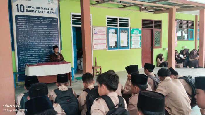 Membumikan Al-Quran: Kegiatan Tahsin Sore Jumat Jadi Program Unggulan Siswa MTsN 4 Bungo Membumikan Al-Quran: Kegiatan Tahsin Sore Jumat Jadi Program Unggulan Siswa MTsN 4 Bungo