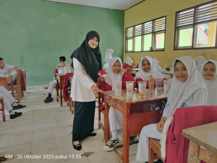 Eksperimen Kerapatan Zat: Siswa Kelas VII.B Pelajari Fenomena Benda Terapung dan Tenggelam