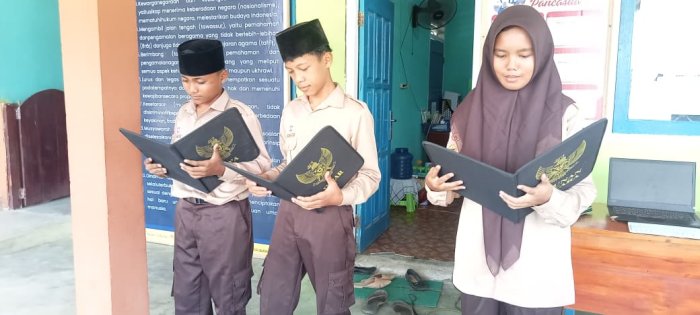 Semangat Kelas VIII C Latihan Jadi Petugas Upacara Hari Senin Semangat Kelas VIII C Latihan Jadi Petugas Upacara Hari Senin