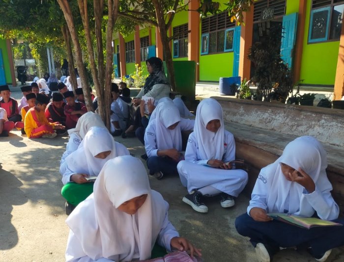 MTsN 4 Bungo Hadirkan Pojok Baca Nyaman di Bawah Pohon