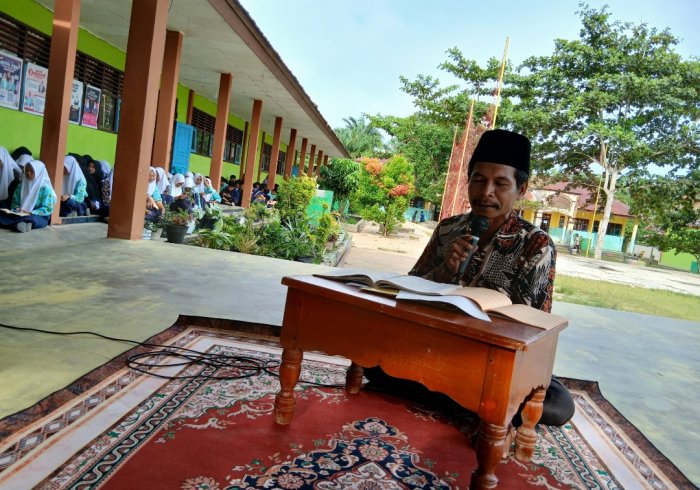 Siswa MTsN 4 Bungo Perdalam Kajian Kitab Kuning Bersama Bapak Slamet Riyadi, S.Pd.I Siswa MTsN 4 Bungo Perdalam Kajian Kitab Kuning Bersama Bapak Slamet Riyadi, S.Pd.I