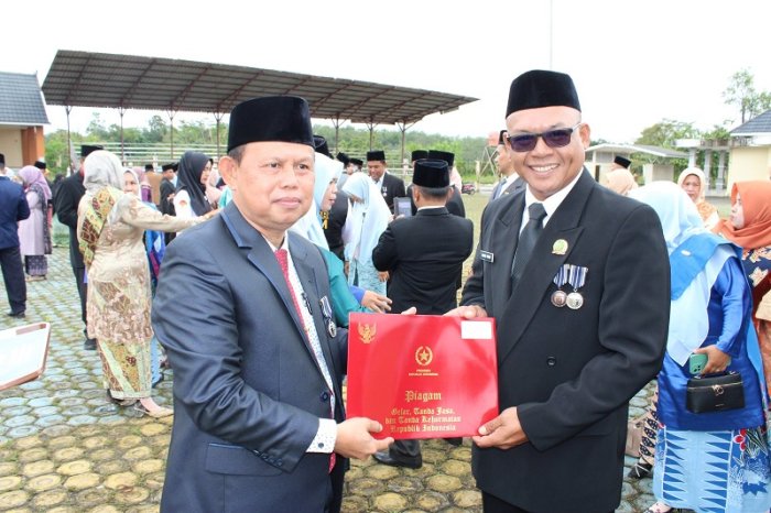 Satyalancana Karya Satya 20 Tahun: Kado Istimewa Kepala MTsN 4 Bungo di Hari Amal Bakti ke 80