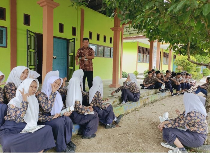Guru Informatika Berikan Arahan dan Aturan kepada Siswa Kelas 9C MTsN 4 Bungo Sebelum Masuk ke Ruang Komputer Guru Informatika Berikan Arahan dan Aturan kepada Siswa Kelas 9C MTsN 4 Bungo Sebelum Masuk ke Ruang Komputer