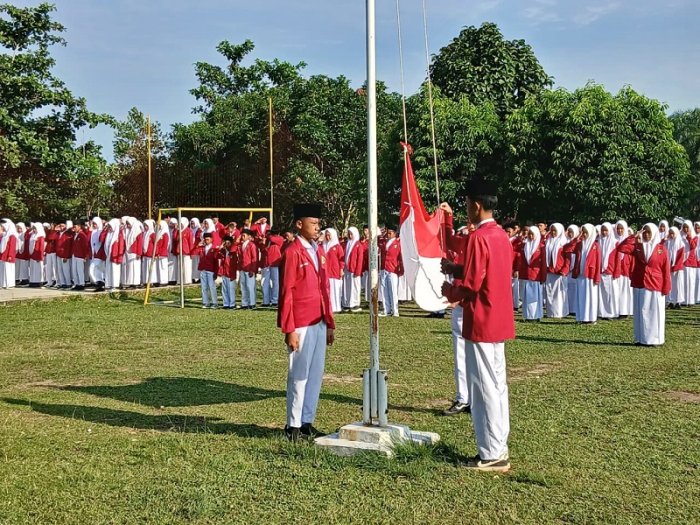 Pembina Upacara : Menjadi Petugas Pengibaran Bendera Latih Mental dan Tanggung Jawab Siswa Pembina Upacara : Menjadi Petugas Pengibaran Bendera Latih Mental dan Tanggung Jawab Siswa