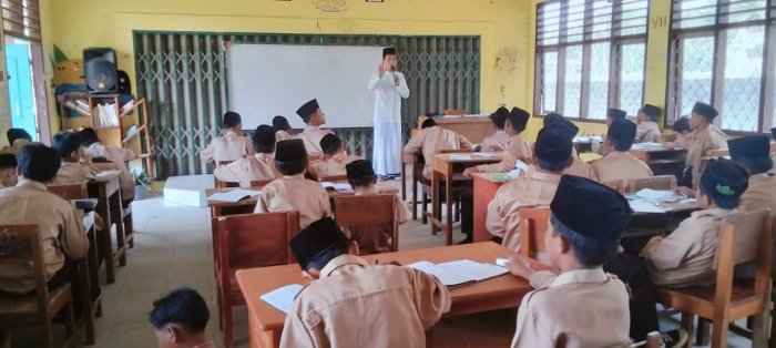 Menulis Arab Melayu: Siswa Putra MTsN 4 Bungo Lestarikan Warisan Literasi Islam Menulis Arab Melayu: Siswa Putra MTsN 4 Bungo Lestarikan Warisan Literasi Islam