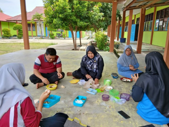 Suasana Akrab: Guru Nikmati Makan Siang di Jam Ishoma Suasana Akrab: Guru Nikmati Makan Siang di Jam Ishoma