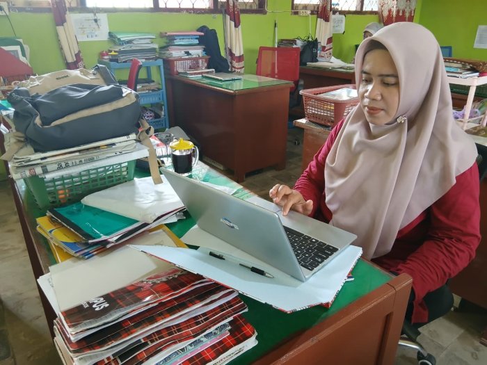 Evaluasi Belajar Berjalan Lancar, Guru Bahasa Inggris MTsN 4 Bungo Lakukan Rekap Nilai Siswa