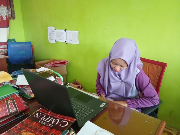 Langkah Nyata Meningkatkan Mutu Kerja, Ibu Delvia, S.Pd. Persiapkan SKP Secara Optimal