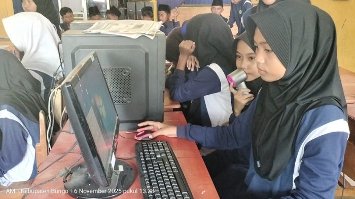 Siswa Kelas 8A MTsN 4 Bungo Belajar Kuasai Ms. Word, Bekal Penting Administrasi Perkantoran Siswa Kelas 8A MTsN 4 Bungo Belajar Kuasai Ms. Word, Bekal Penting Administrasi Perkantoran