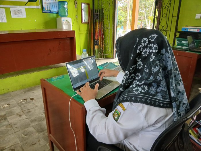 Kejar Target Pembagian Rapor, Guru Bahasa Inggris MTsN 4 Bungo Rampungkan Input Nilai di RDM