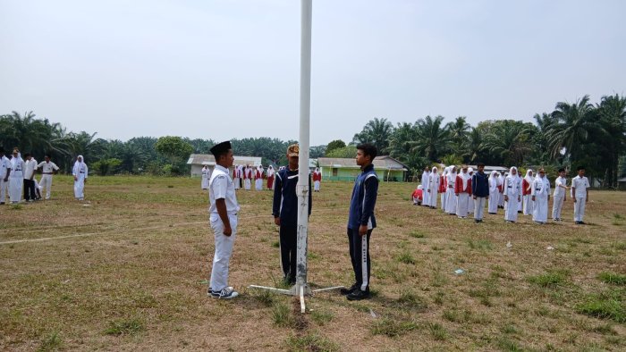 Sambut HUT RI, Siswa-Siswi MTsN 4 Bungo Latihan Intensif Paskibraka di Lapangan Daya Murni