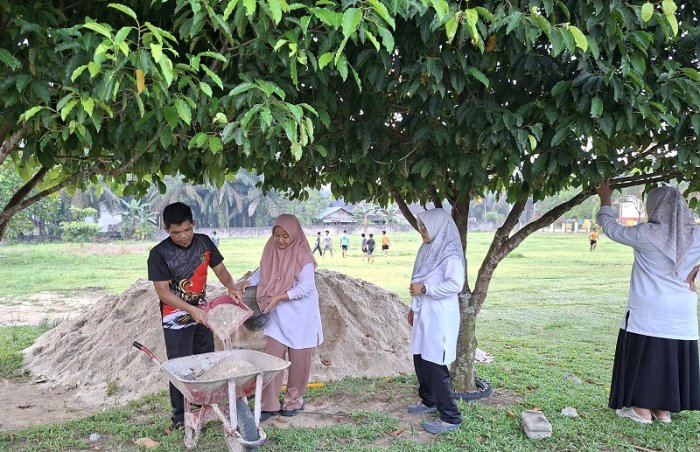 Sinergi Tanpa Batas, Majelis Guru Bahu-Membahu Bersihkan Lokasi Pelepasan Siswa