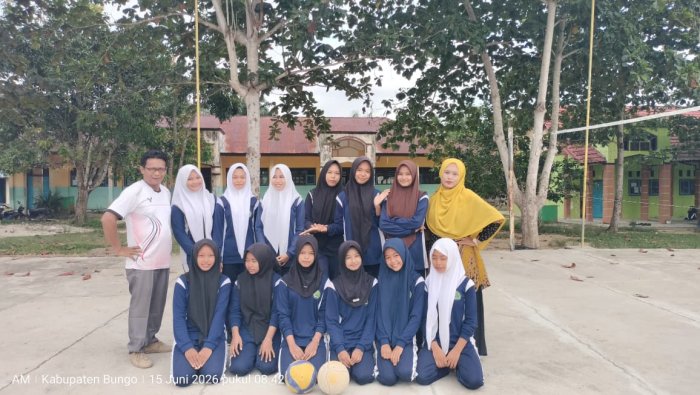 Pembina OSIM MTsN 4 Bungo Tekankan Sportivitas di Laga Voli Putri 8.C vs 7.A