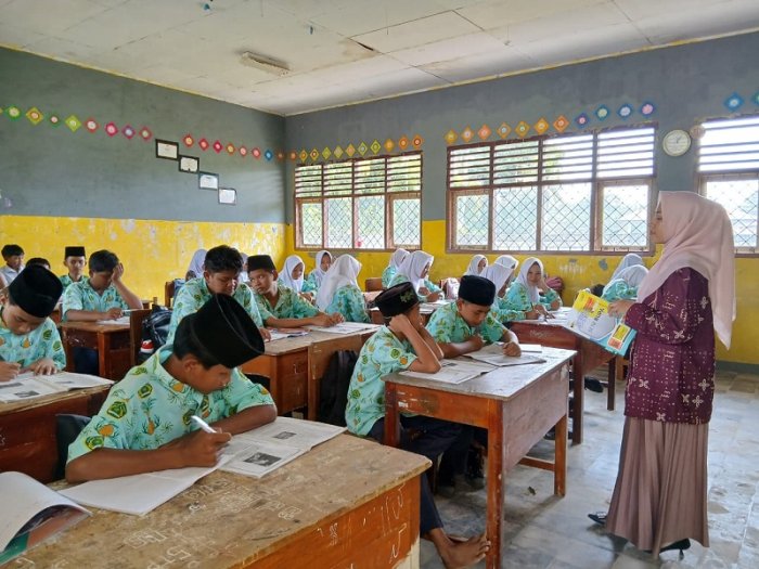 Tingkatkan Apresiasi Seni, Widiya Nopitri Ajak Siswa MTsN 4 Bungo Kenali Seniman Indonesia