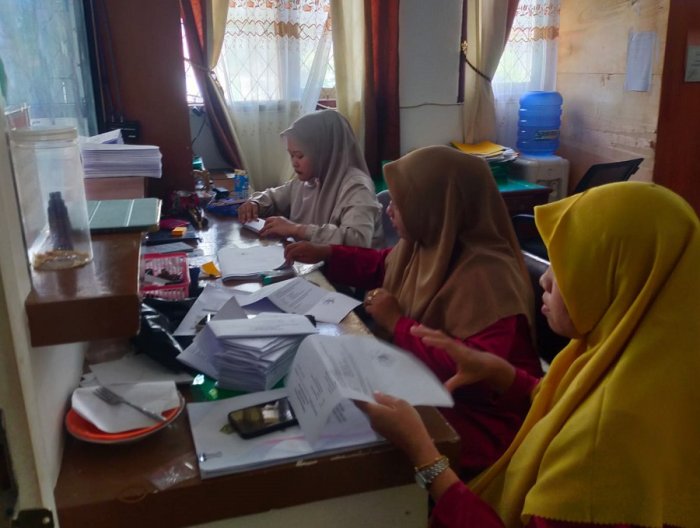 MTsN 4 Bungo Gelar Ngopi Bareng Wali Siswa : Pegawai Siapkan Surat Undangan MTsN 4 Bungo Gelar Ngopi Bareng Wali Siswa : Pegawai Siapkan Surat Undangan