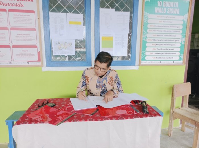 Penuh Tanggung Jawab, Andi Kustian, S.Pd.I., Teliti Kehadiran Siswa di Meja Piket MTsN 4 Bungo