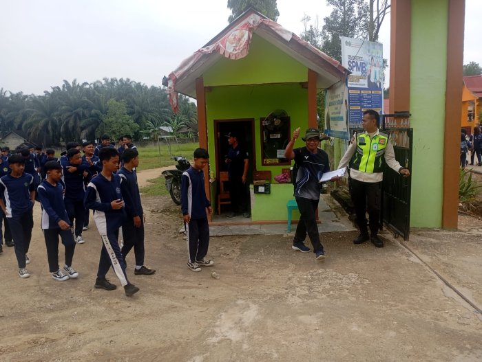 MTsN 4 Bungo Gelar Praktik Jalan Santai Jelajah Alam, Tingkatkan Kebugaran dan Cinta Lingkungan MTsN 4 Bungo Gelar Praktik Jalan Santai Jelajah Alam, Tingkatkan Kebugaran dan Cinta Lingkungan