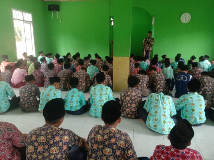Ba'da Shalat Dzuhur, Siswa MTsN 4 Bungo Dengarkan Kultum tentang Pentingnya Menjaga Shalat Tepat Waktu Ba'da Shalat Dzuhur, Siswa MTsN 4 Bungo Dengarkan Kultum tentang Pentingnya Menjaga Shalat Tepat Waktu