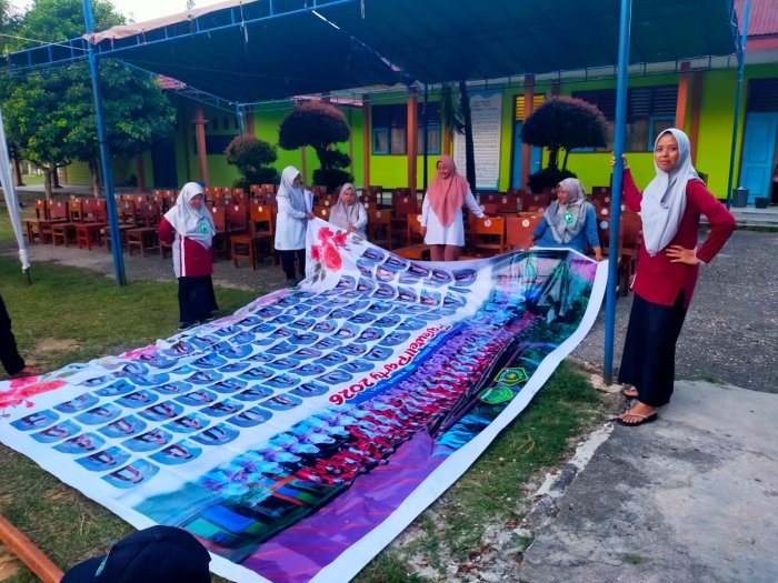 H-1 Pelepasan Siswa: Aksi Tangguh Ibu-Ibu Wali Kelas IX MTsN 4 Bungo Berjibaku Siapkan Acara