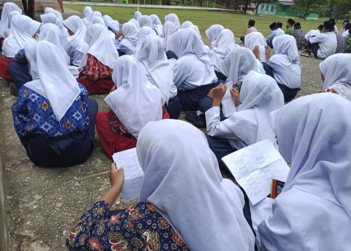 Suara Merdu Siswa MTsN 4 Bungo Lantunkan Nadzom Amtsilati Bersama Suara Merdu Siswa MTsN 4 Bungo Lantunkan Nadzom Amtsilati Bersama