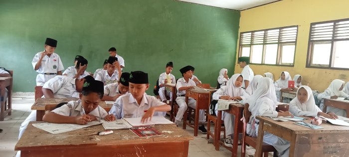 Siswa MTs N 4 Bungo Meningkatkan Kemampuan Membaca dan Berbicara Bahasa Inggris melalui Dialog Siswa MTs N 4 Bungo Meningkatkan Kemampuan Membaca dan Berbicara Bahasa Inggris melalui Dialog