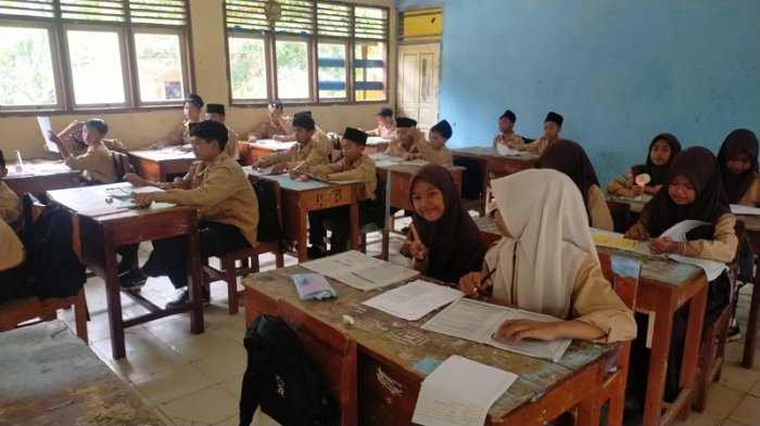 Asah Kemampuan Literasi: Siswa Kelas 7A Belajar Mengidentifikasi Elemen Teks Naratif Asah Kemampuan Literasi: Siswa Kelas 7A Belajar Mengidentifikasi Elemen Teks Naratif