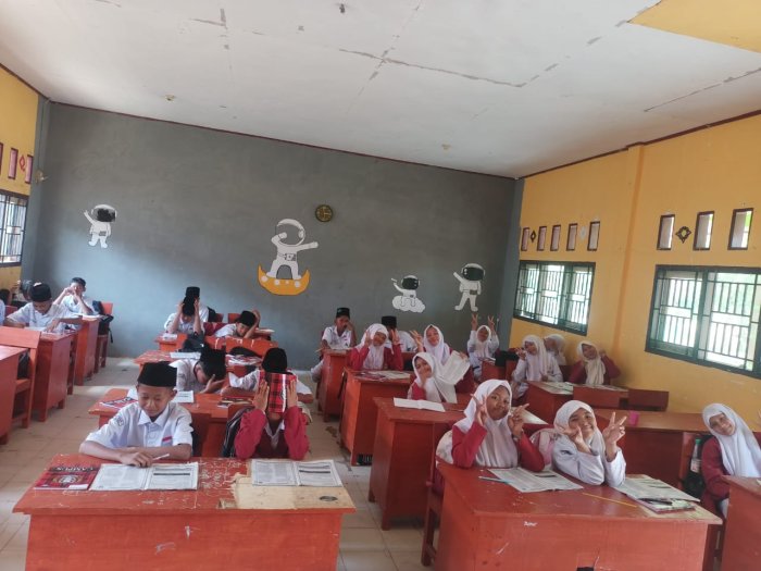 Belajar Menyenangkan, Siswa VII C MTsN 4 Bungo Semangat Ikuti Pelajaran Bahasa Indonesia Belajar Menyenangkan, Siswa VII C MTsN 4 Bungo Semangat Ikuti Pelajaran Bahasa Indonesia