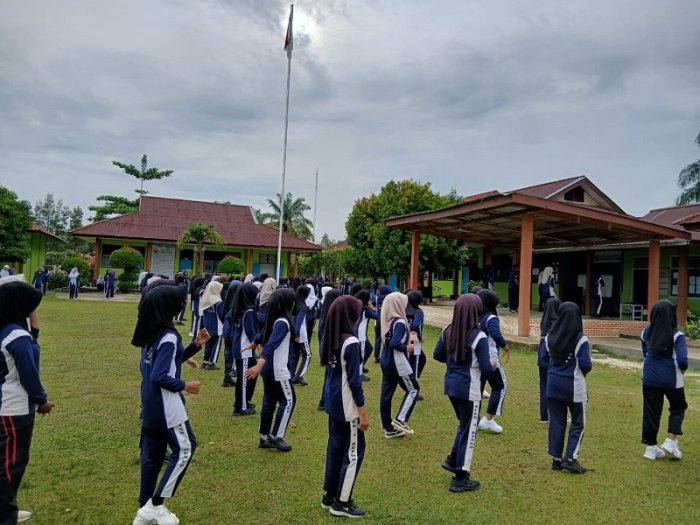 Pagi Sehat, Siswa dan Guru MTsN 4 Bungo Lakukan Senam Kebugaran Pagi Sehat, Siswa dan Guru MTsN 4 Bungo Lakukan Senam Kebugaran