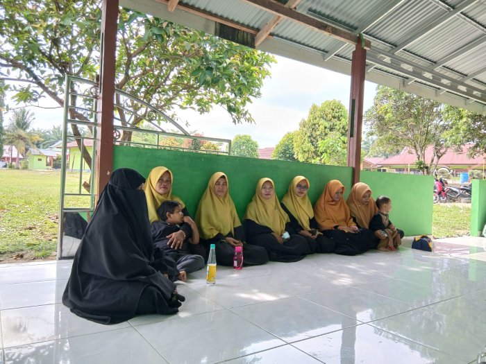 Kekompakan Ibu Guru MTsN 4 Bungo dalam Balutan Busana Islami Sambut Bulan Suci Ramadhan Kekompakan Ibu Guru MTsN 4 Bungo dalam Balutan Busana Islami Sambut Bulan Suci Ramadhan