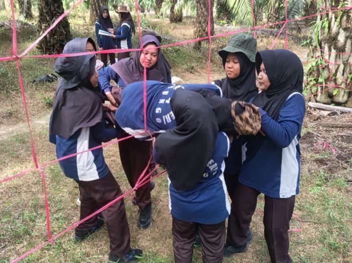 Hiking Penilaian Pramuka: Siswa MTsN 4 Bungo Bahu-membahu Melewati Rintangan