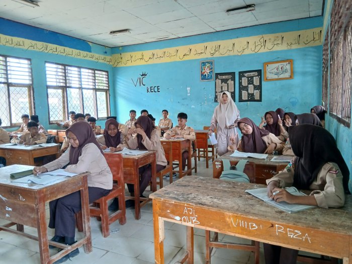 Tim Supervisi Tinjau Langsung Proses Pembelajaran di Kelas IX C Tim Supervisi Tinjau Langsung Proses Pembelajaran di Kelas IX C