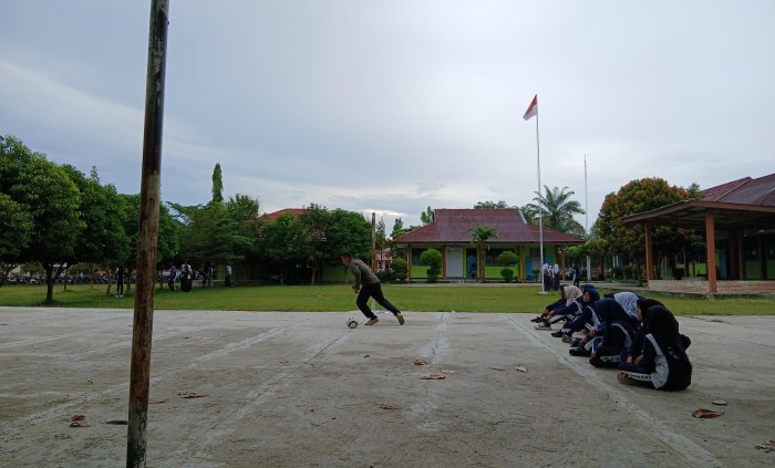 Praktik Lari Bolak-Balik, Siswa Kelas VIIA MTsN 4 Bungo Tunjukkan Semangat dan Sportivitas Praktik Lari Bolak-Balik, Siswa Kelas VIIA MTsN 4 Bungo Tunjukkan Semangat dan Sportivitas