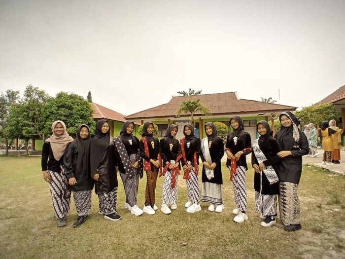 Bikin Pangling! Siswa MTsN 4 Bungo Kenakan Pakaian Adat, Semarakkan Hari Sumpah Pemuda