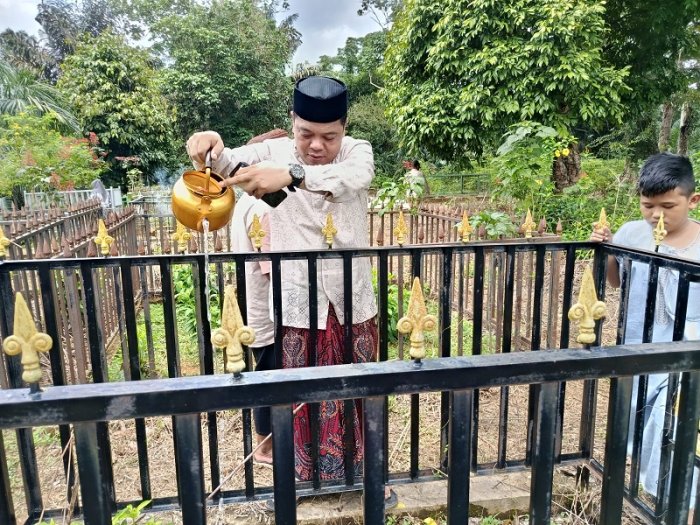 Tradisi Ziarah Kubur Usai Shalat Idul Fitri Di Desa Danau, TPU dipadati peziarah Tradisi Ziarah Kubur Usai Shalat Idul Fitri Di Desa Danau, TPU dipadati peziarah