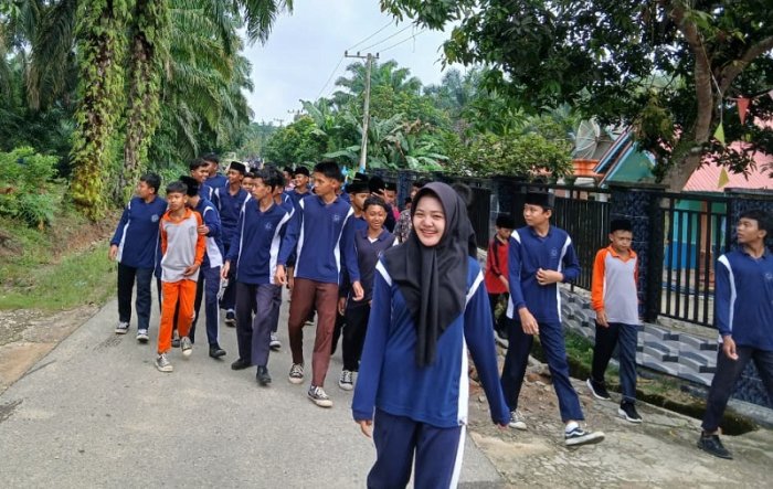 Siswa Sehat, Badan Kuat: MTsN 4 Bungo Gelar Jalan Sehat Keliling Kampung