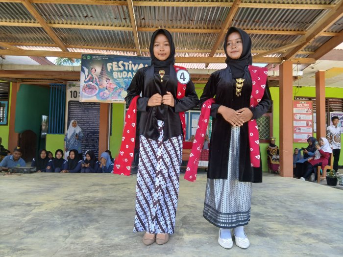 Kelas 7B MTsN 4 Bungo Perkenalkan Pakaian Adat Jawa Tengah, Kebaya Kutu Baru dalam Ajang Fashion Show Kelas 7B MTsN 4 Bungo Perkenalkan Pakaian Adat Jawa Tengah, Kebaya Kutu Baru dalam Ajang Fashion Show