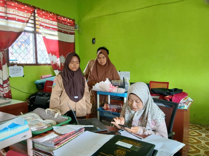 Teknisi Ujian MTsN 4 Bungo Sigap Tangani Error Aplikasi Exam Browser Menjelang Pelaksanaan Ujian Teknisi Ujian MTsN 4 Bungo Sigap Tangani Error Aplikasi Exam Browser Menjelang Pelaksanaan Ujian