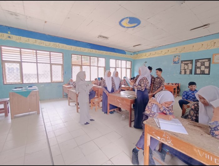 Belajar Aktif di Bulan Ramadhan, Siswa Kelas IX MTsN 4 Bungo Presentasikan Tugas Kelompok Bahasa Indonesia Belajar Aktif di Bulan Ramadhan, Siswa Kelas IX MTsN 4 Bungo Presentasikan Tugas Kelompok Bahasa Indonesia