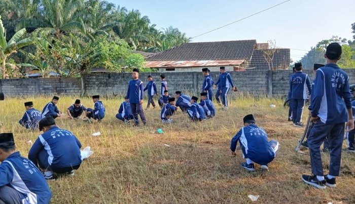 Siswa MTsN 4 Bungo Gelar Aksi Bersih Lapangan Sambut Hari Santri Tahun 2025 Siswa MTsN 4 Bungo Gelar Aksi Bersih Lapangan Sambut Hari Santri Tahun 2025